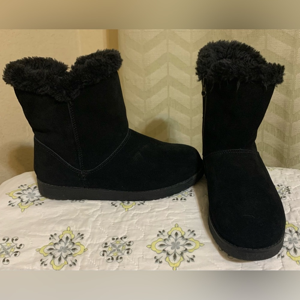 Women’s suede with faux fur inside and top. Size 7